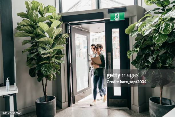 買収と処分:不動産資産マネジャーの役割。オフィスの2人の起業家 - office door ストックフォトと画像