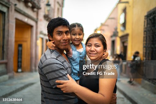 Retrato de una familia feliz al aire libre Retrato de una familia feliz al aire libre