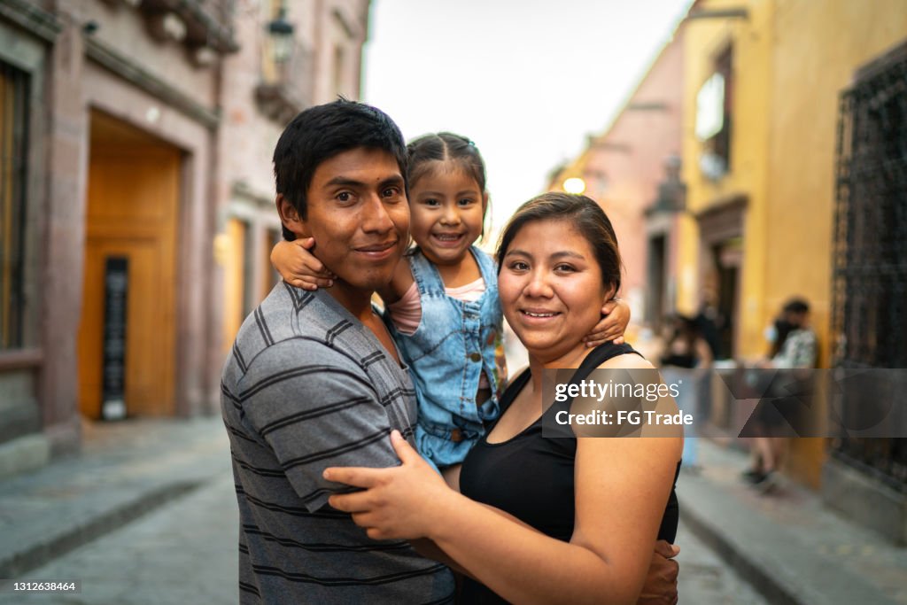 ポートレートの幸せな家族の屋外