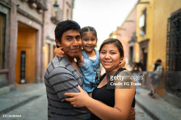 portret van een gelukkige familie in openlucht - humility stockfoto's en -beelden
