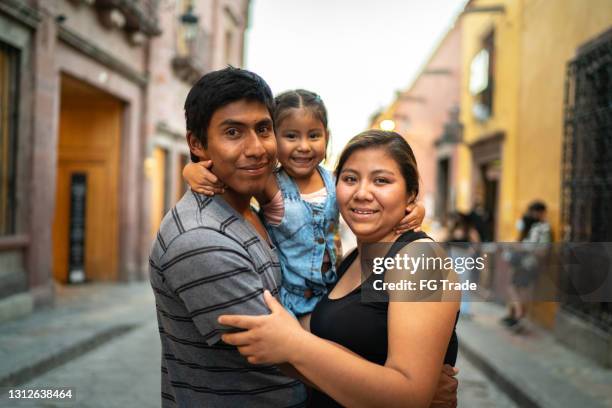 porträtt av en lycklig familj utomhus - mexican people bildbanksfoton och bilder