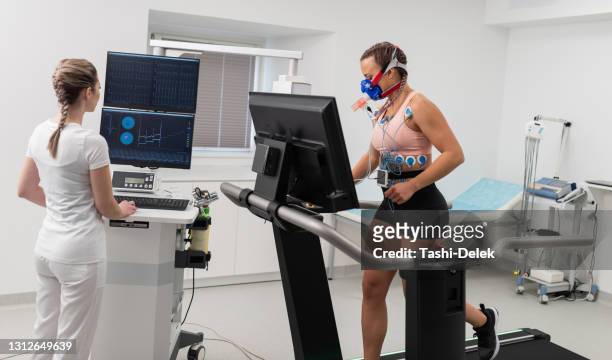 kvinnlig idrottare utför ekg och vo2 test på löpband - kardiovaskulär träning bildbanksfoton och bilder