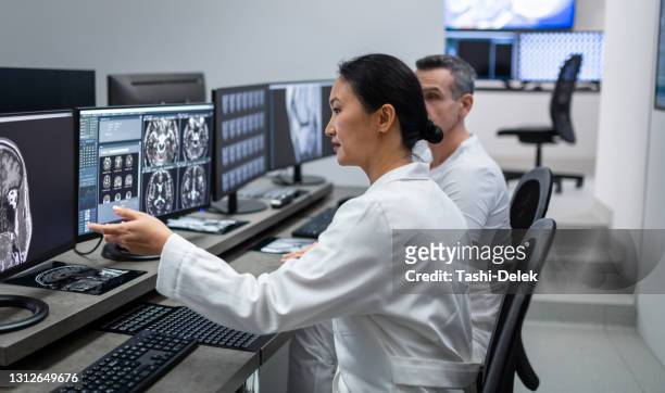 dois radiologistas olhando para ressonância magnética no computador - ultrasonografia médica instrumento para diagnóstico - fotografias e filmes do acervo