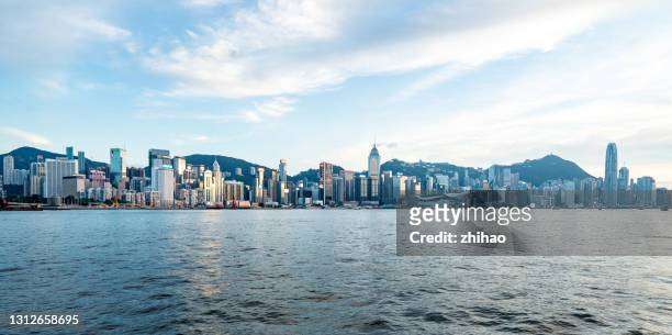 hong kong's victoria harbour to see the city skyline of central - victoria harbour hong kong stock-fotos und bilder