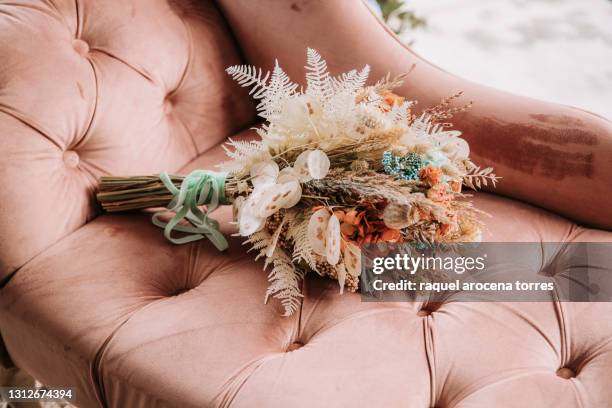 bridal bouquet on pink sofa - bunch fotografías e imágenes de stock