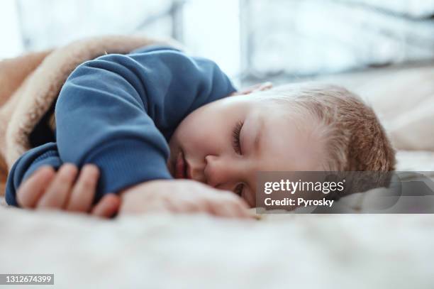 ein entzückender zwei jahre baby junge ein nickerchen - kids sleep in bed stock-fotos und bilder