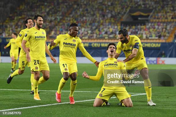 Gerard Moreno of Villarreal celebrates with teammates Alfonso Pedraza, Samuel Chukwueze and Raul Albiol after scoring their team's second goal during...