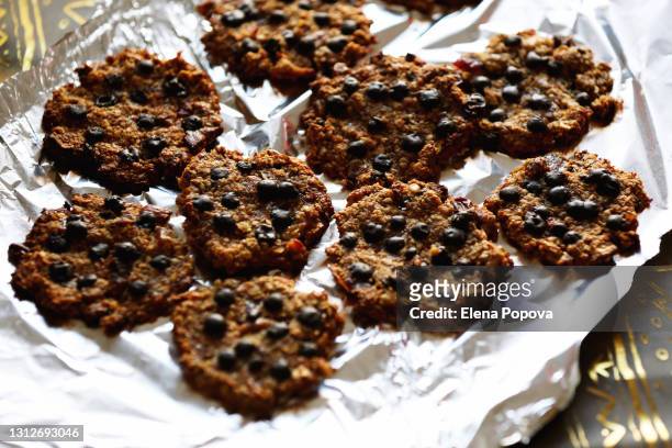 food mishaps, oatmeal cookies with chocolate drops - burnt cookies stock-fotos und bilder