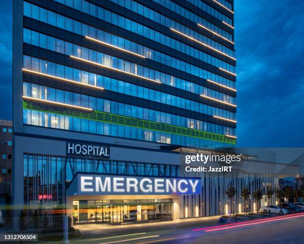 modernen krankenhaus-gebäude - krankenhaus stock-fotos und bilder