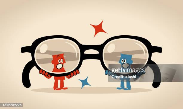 zwei männer schauen sich durch große brillen an (filter, vorurteile, voreingenommenheit, stereotyp) - bias stock-grafiken, -clipart, -cartoons und -symbole