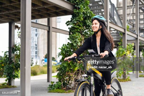 duurzame levensstijl. - bike work stockfoto's en -beelden