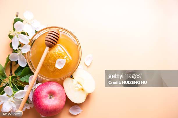 honey with apple on yellow background - rosh hashanah fotografías e imágenes de stock