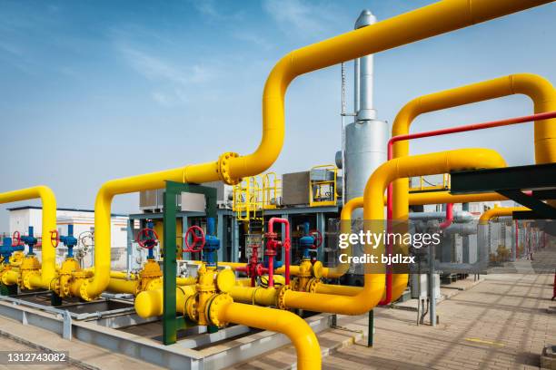 化学プラントのパイプラインとバルブ - ガソリン ストックフォトと画像