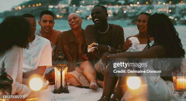 it was friendship at first bite - festa na praia imagens e fotografias de stock