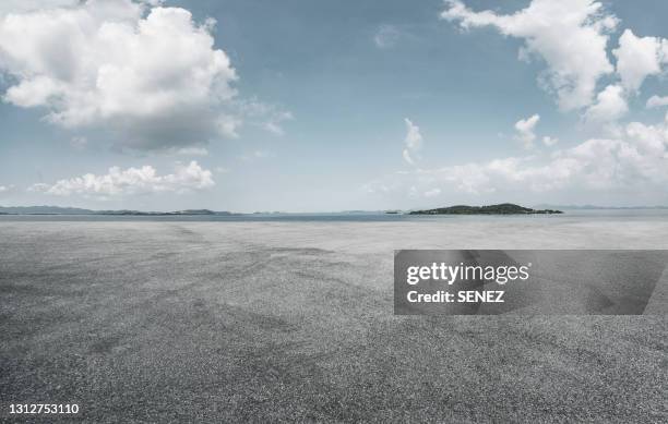 empty parking lot - asphalt stockfoto's en -beelden