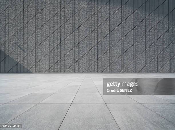 empty studio background - befestigungsmauer stock-fotos und bilder
