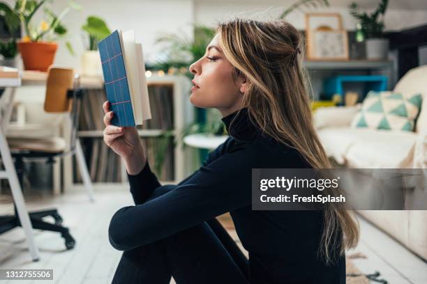 novo conceito normal: jovem linda mulher caucasiana passando seu tempo livre sozinha em seu apartamento de estúdio - poeta - fotografias e filmes do acervo