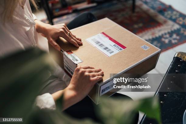 nouveau concept normal - façons préférées de passer votre temps libre tout en distanciation sociale - boîte au lettre photos et images de collection