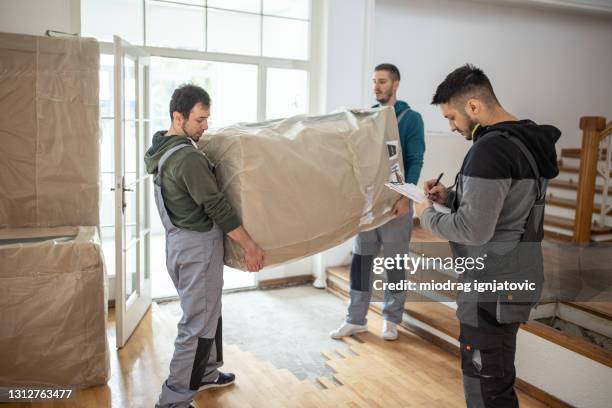 arbeiter überprüft, ob alles bei der möbellieferung hereingekommen ist - möbelpacker stock-fotos und bilder