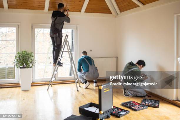 professionnels réparateurs travaillant dans la maison du client - équipage de bateau photos et images de collection