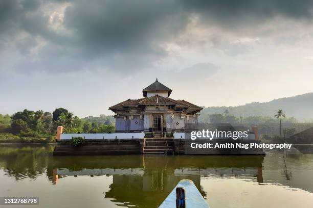 the 12th century chaturmukha (or kere/lake) basadi at varanga - mangalore fotografías e imágenes de stock