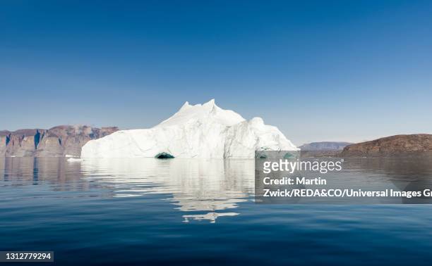 icebergs in the uummannaq fjord system. - umanak photos et images de collection