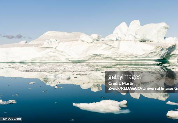 icebergs in the uummannaq fjord system. - umanak photos et images de collection