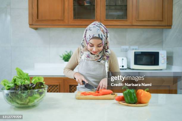 Muslim Cooks 1,078 Hijab Woman Cooking Stock Photos, High-Res Pictures, and Images ...