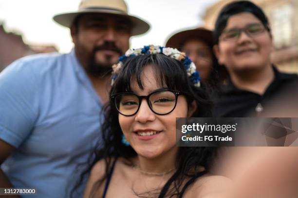 familia haciéndose un selfie al aire libre - familia mexicana fotografías e imágenes de stock