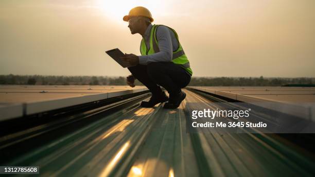 solar power plant engineers and examining photovoltaic panels.  electrical and instrument technician use laptop to maintenance electric solution. - ecosistema fotografías e imágenes de stock