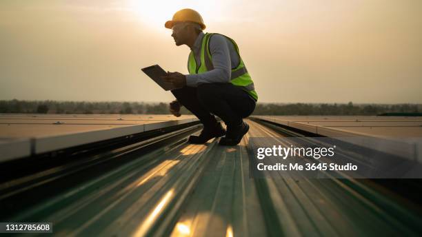 solar power plant engineers and examining photovoltaic panels.  electrical and instrument technician use laptop to maintenance electric solution. - technicien informatique photos et images de collection