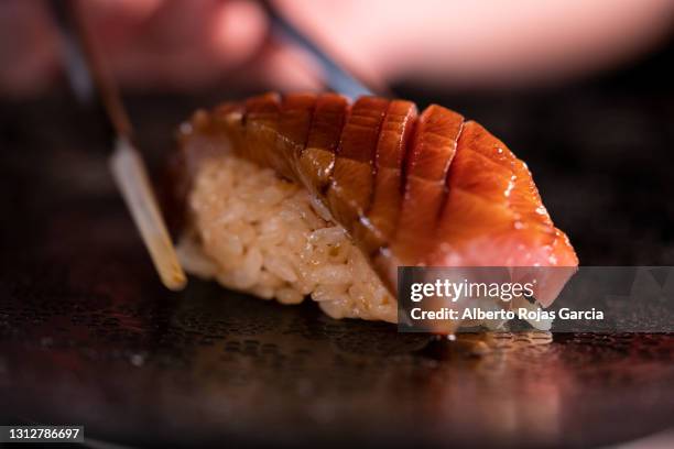 rice nigiri, soy sauce and tuna - sashimi imagens e fotografias de stock