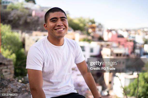 retrato de um jovem ao ar livre - handsome mexican men - fotografias e filmes do acervo