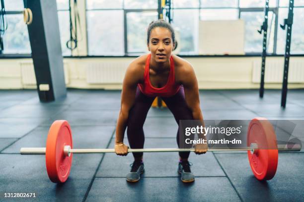 健身房舉重的女人 - snatch weightlifting 個照片及圖片檔