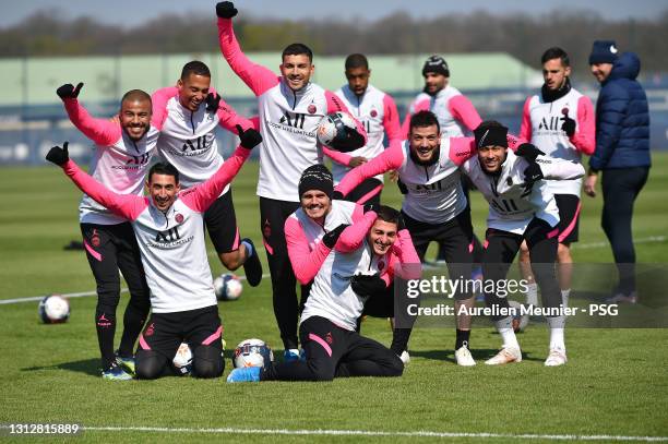 Rafinha, Angel Di Maria, Thilo Kehrer, Leandro Paredes, Mauro Icardi, Marco Verratti, Alessandro Florenzi and Neymar Jr pose during a Paris...