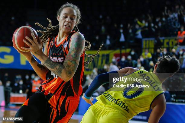 Basketbal: Fenerbahce Oznur Kablo v UMMC Ekaterinburg: Istanboel"nISTANBUL, TURKEY Brittney Griner of UMMC Ekaterinburg, Satou Sabally of Fenerbahce...