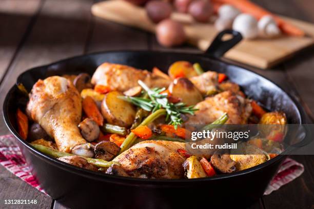 sartén de pollo - pollo asado fotografías e imágenes de stock