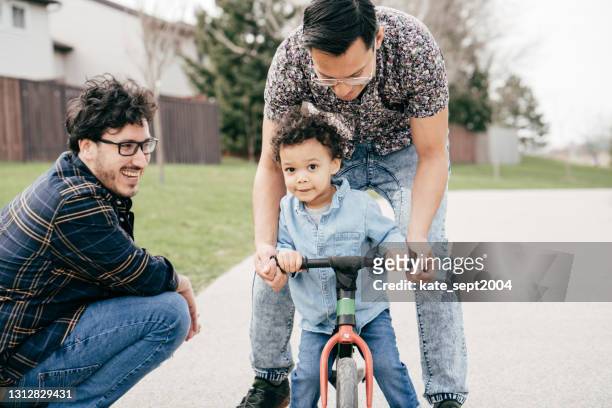 leuke fietstocht met twee ouders - nosotroscollection stockfoto's en -beelden