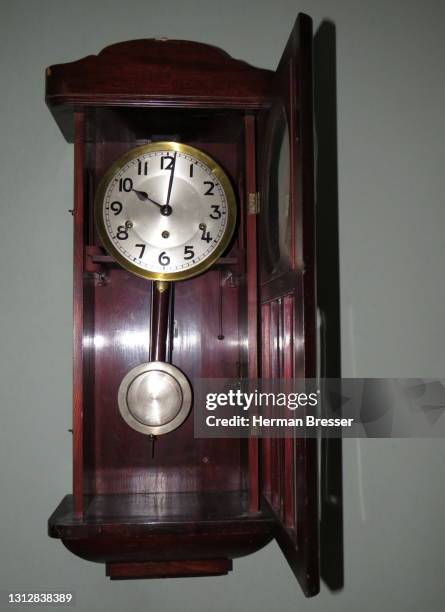 vintage wall clock - pendel stock-fotos und bilder