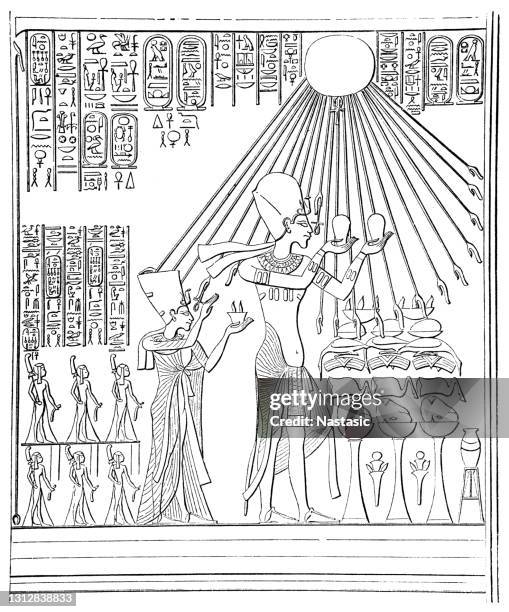stockillustraties, clipart, cartoons en iconen met achnaton (amenophis iv) offert de god aton. achter hem zijn vrouw nefertiti en prinsessen. houten gravure na een hulp van een graf in amarna, egypte - akhenaten pharaoh