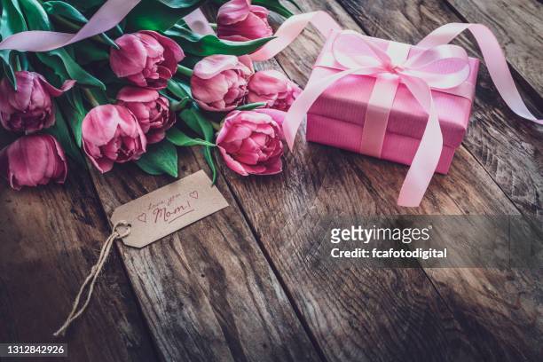 cadeau de fête des mères sur la table en bois rustique - mothers day flowers photos et images de collection