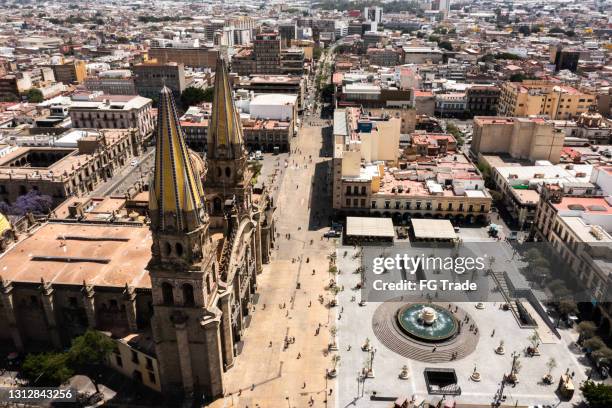 vista en ángulo alto de una iglesia en guadalajara, méxico - guadalajara méxico fotografías e imágenes de stock