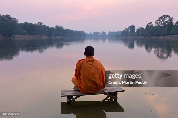 angkor wat,buddhist monk at sunset - monk imagens e fotografias de stock