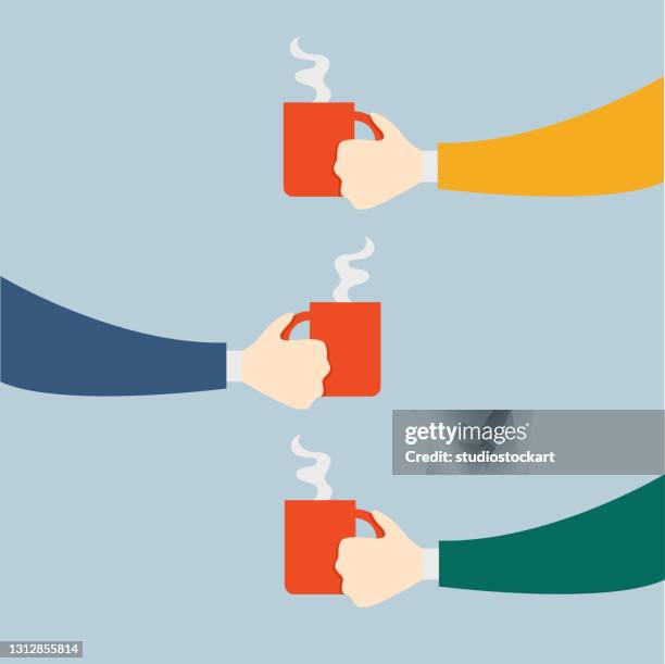 stockillustraties, clipart, cartoons en iconen met hand die een kop van de koffie houdt - koffie