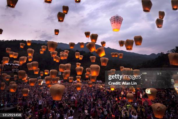 sky lantern - chinese lantern stock pictures, royalty-free photos & images