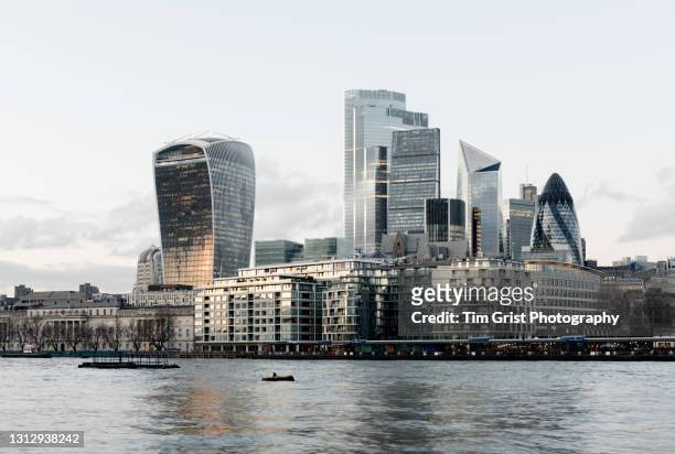 city of london skyline and river thames - centro de londres fotografías e imágenes de stock