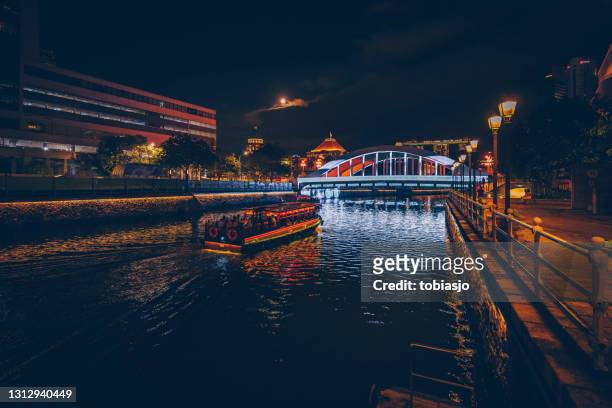 singapore river and boat quay at night - singapore imagens e fotografias de stock