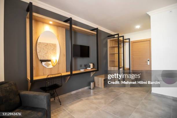 luxuriöseund elegante schlafzimmer-interieur - hotelzimmer tür stock-fotos und bilder