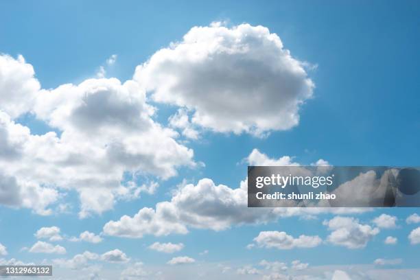 full frame shot of sky - nuvens fofas imagens e fotografias de stock