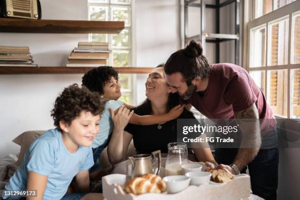 familj vaknar mamma och serverar sin frukost på sängen - mother daughter brunch bildbanksfoton och bilder